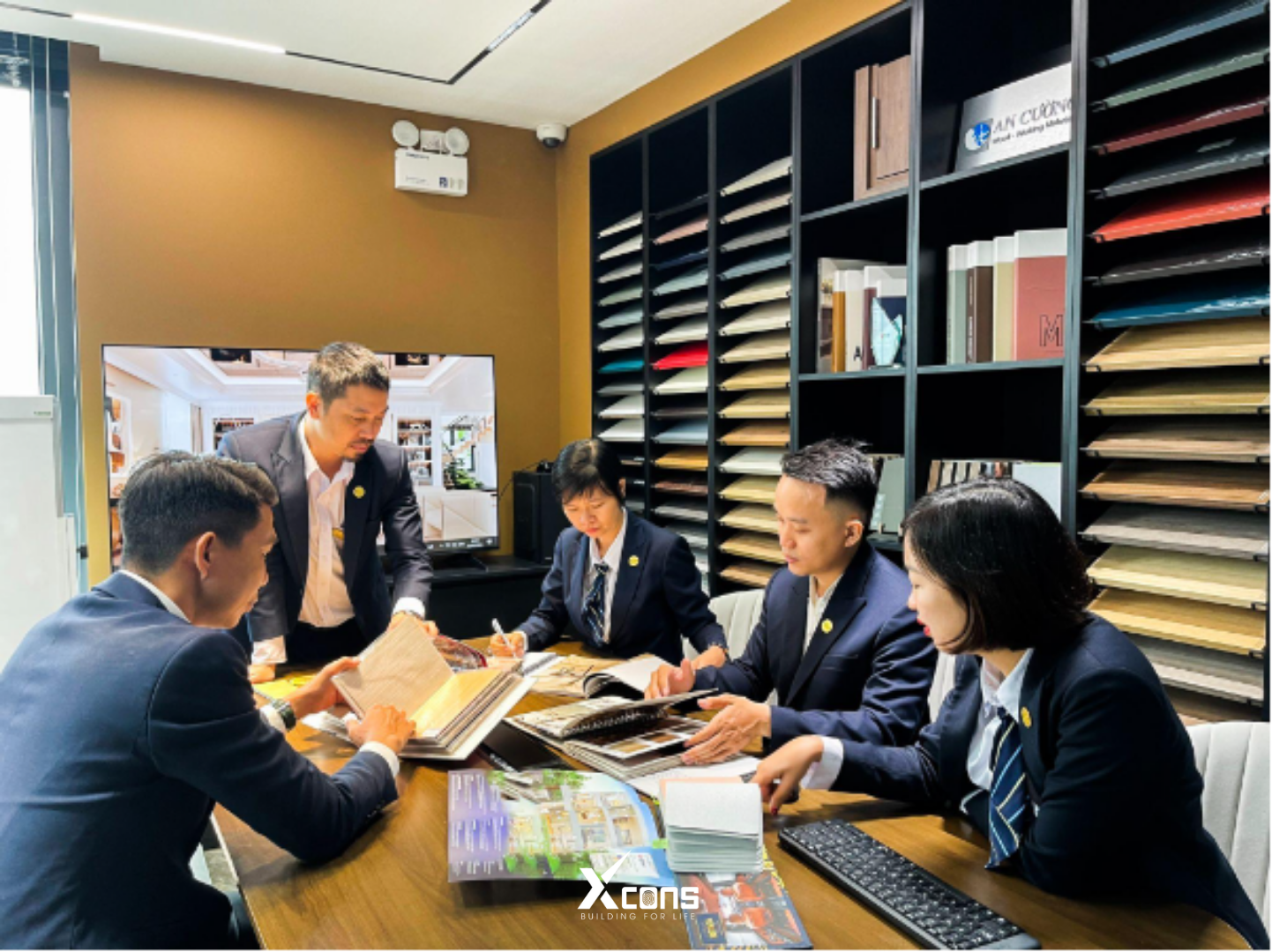 Đội ngũ kiến trúc sư Xcons Sài Gòn họp chuyên môn để phân tích và định hướng thiết kế cho dự án