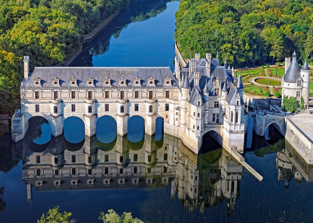 Lâu đài Chenonceau nổi tiếng với kiến trúc góc chéo qua sông Cher và vườn hoa lãng mạn.