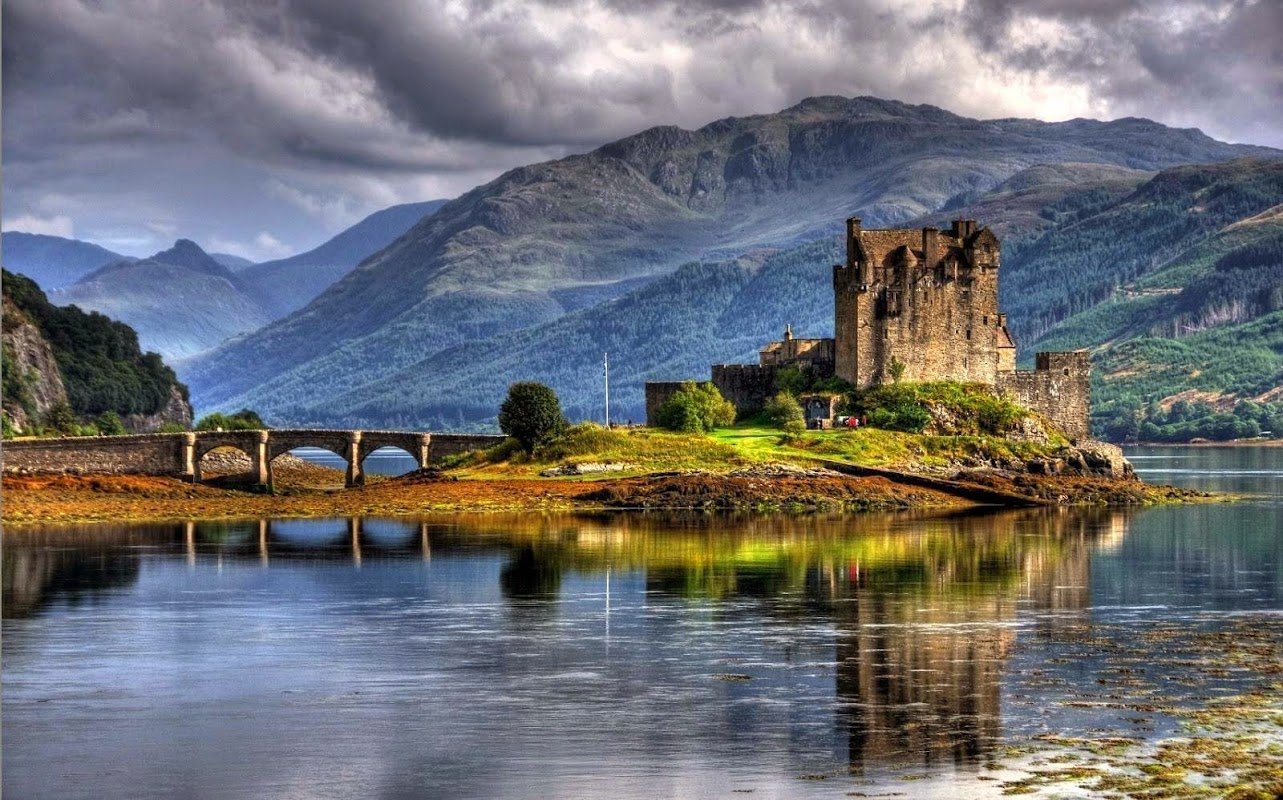 Lâu đài Eilean Donan ở Scotland hoang sơ và hùng vĩ giữa hồ và núi.