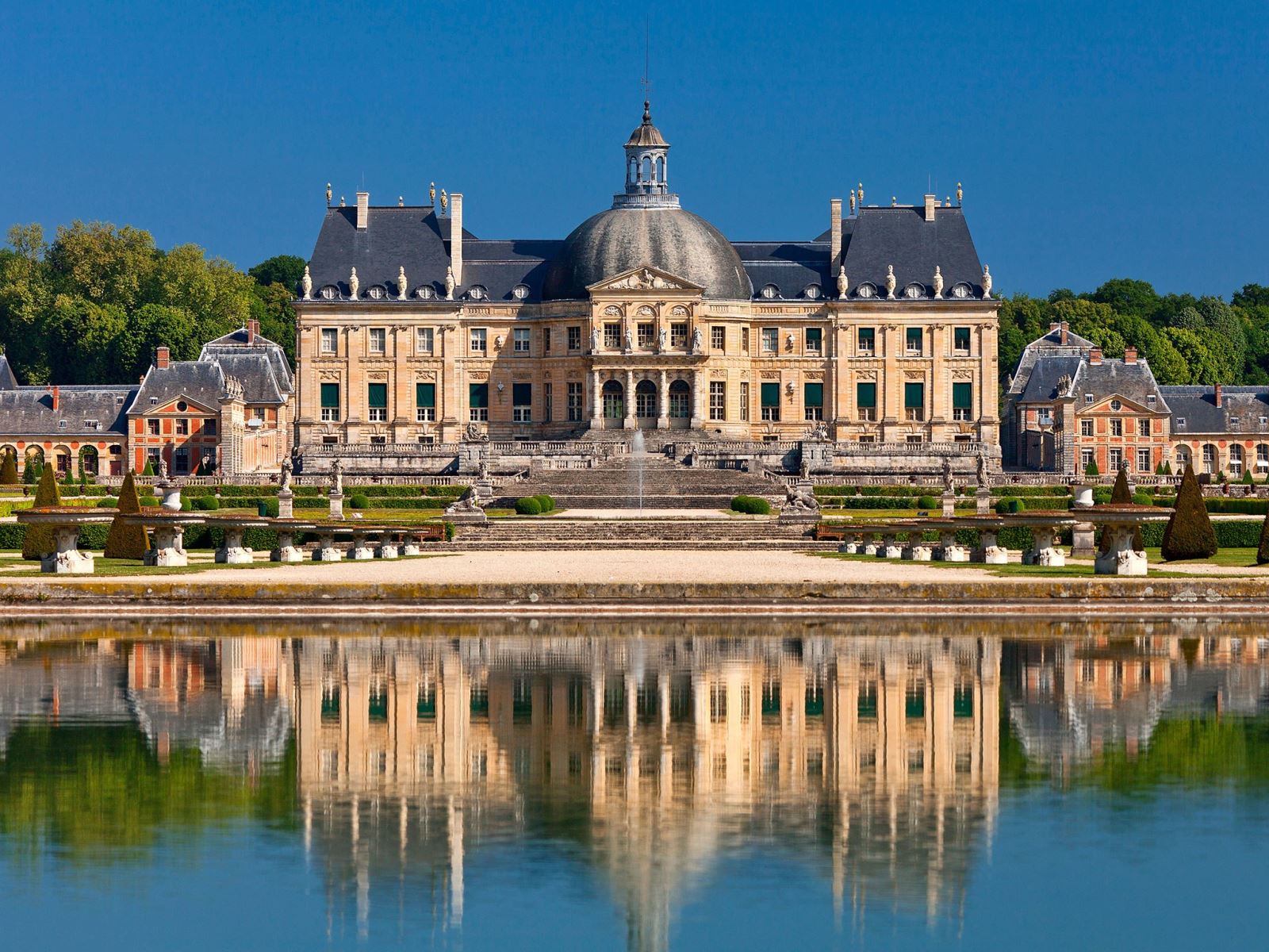 Lâu đài Versailles là biểu tượng của sự xa hoa và quyền lực.